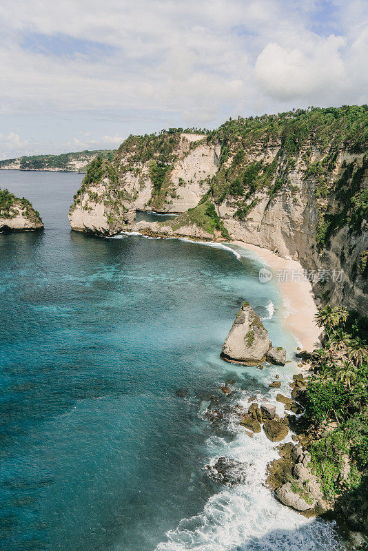 Nusa Penida的钻石白色海滩风景